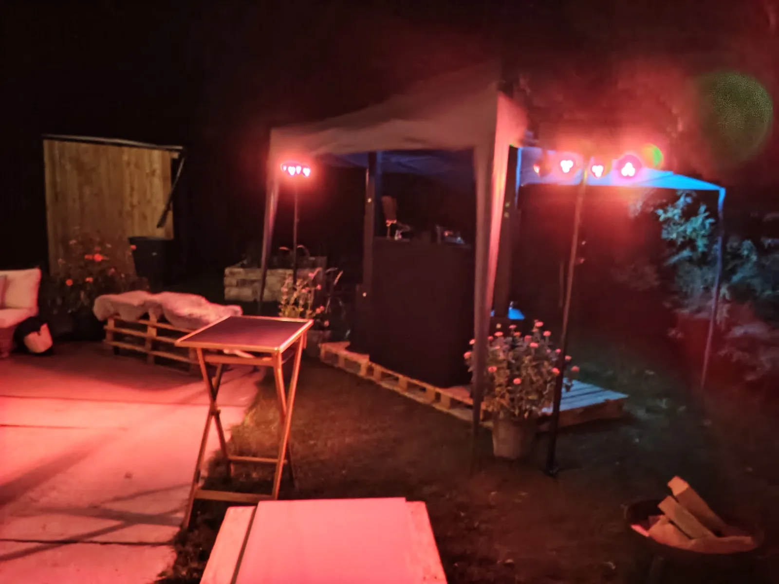 DJ-Setup mit Ambiente-Licht auf dem Firmengelände in Dasing bei Nacht