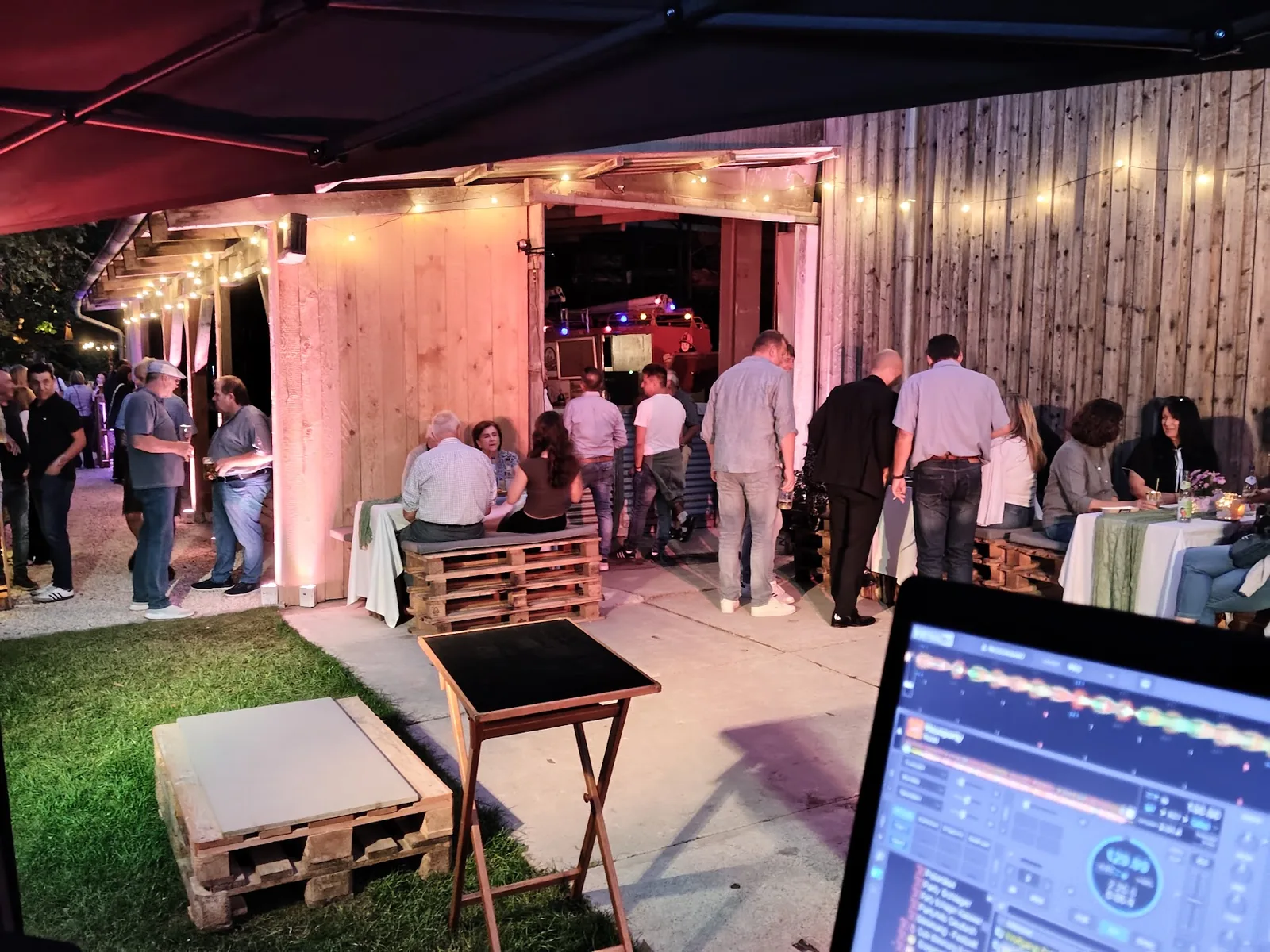 Feuerwehr-Löschwagen als Bierausschank bei der 50. Geburtstagsparty in Dasing