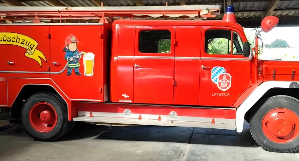 Historisches Feuerwehrfahrzeug LF16TS-5, umgebaut zur mobilen Löschzug-Bar