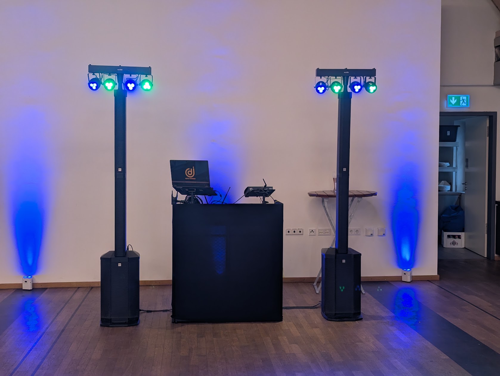 DJ-Technik mit zwei HK Polar 12 Säulen und blauer Lichtstimmung im Strasser Gersthofen