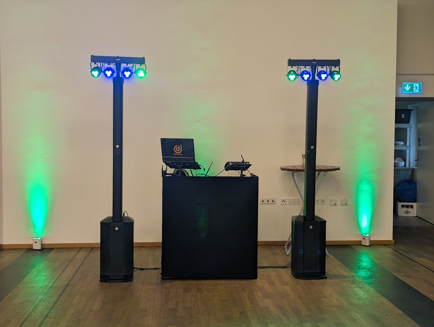 Kompaktes DJ-Setup mit grüner Lichtstimmung im Gasthof Strasser Gersthofen