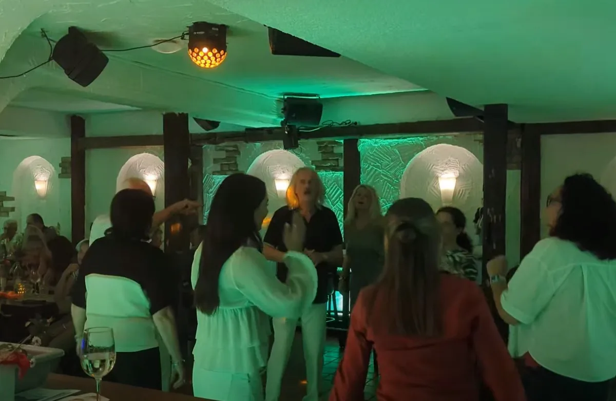Tanzfläche mit grüner Lichtstimmung in der Mietbar Augsburg