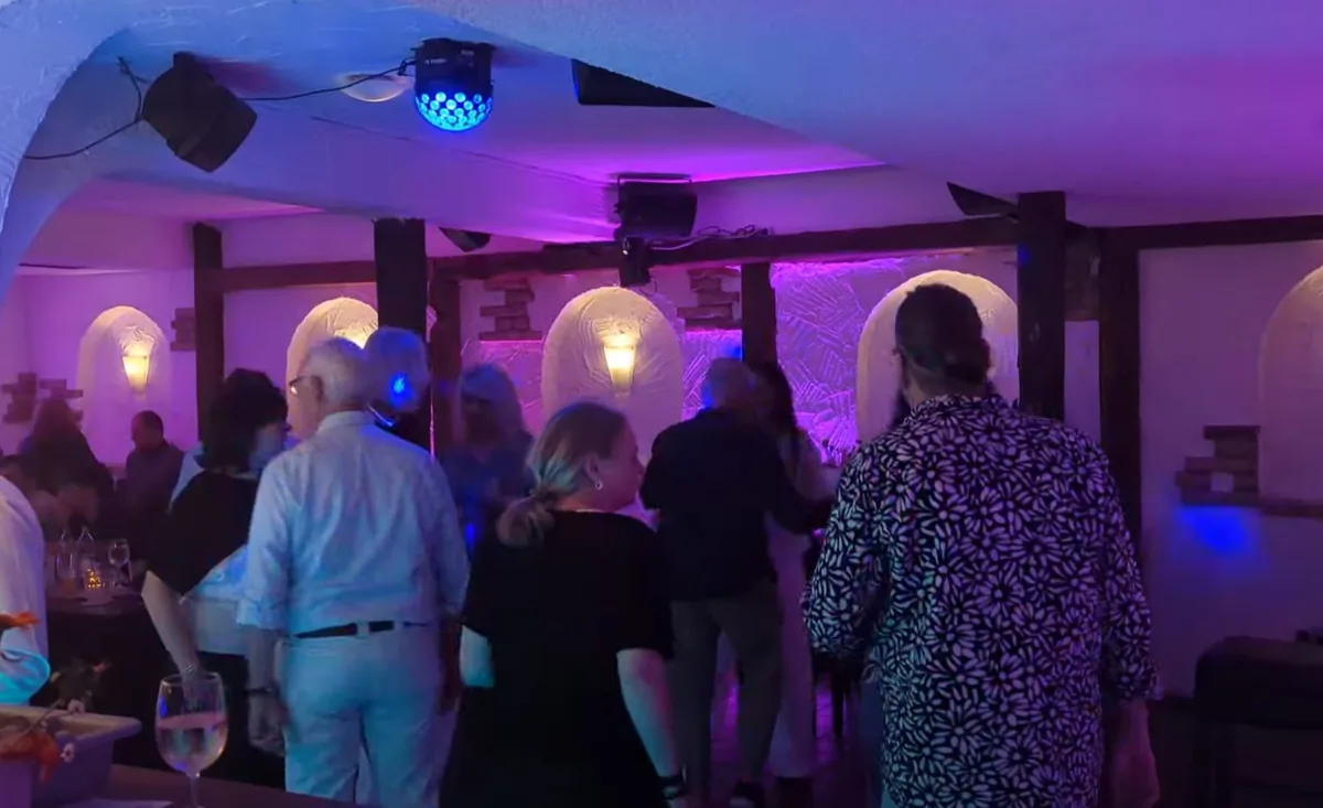 Tanzfläche mit blauer Lichtstimmung in der Mietbar Augsburg