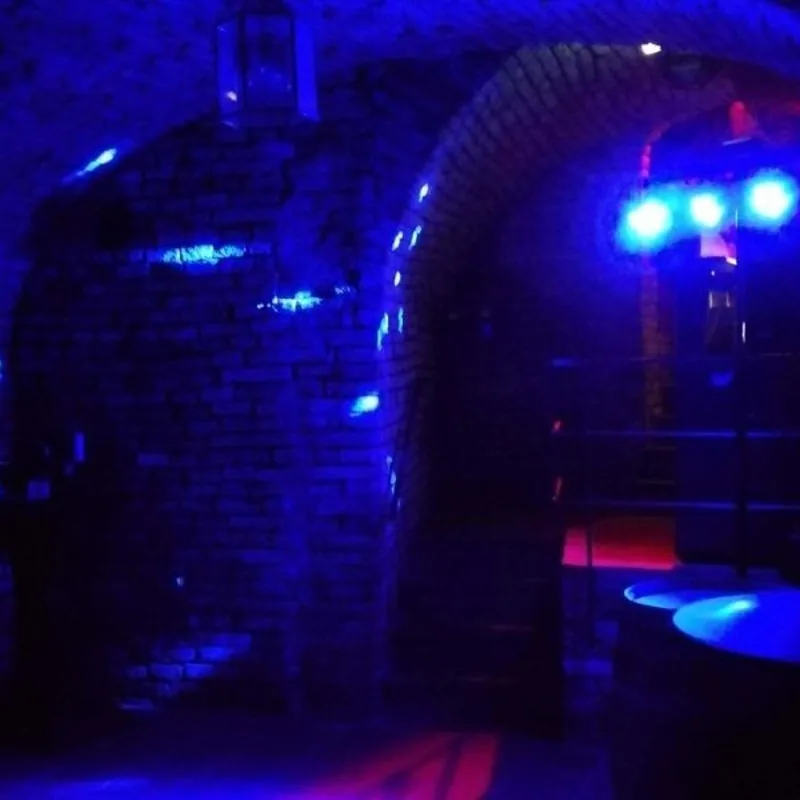 Backsteingewölbe im Zisternenkeller Augsburg mit blauen Lichtpunkten
