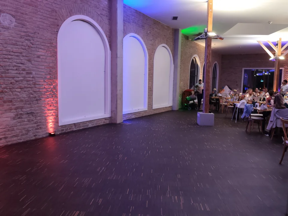 Hochzeit im Depot 29 in Augsburg mit zwei DJ-Setups und Gästen aus vier Ländern