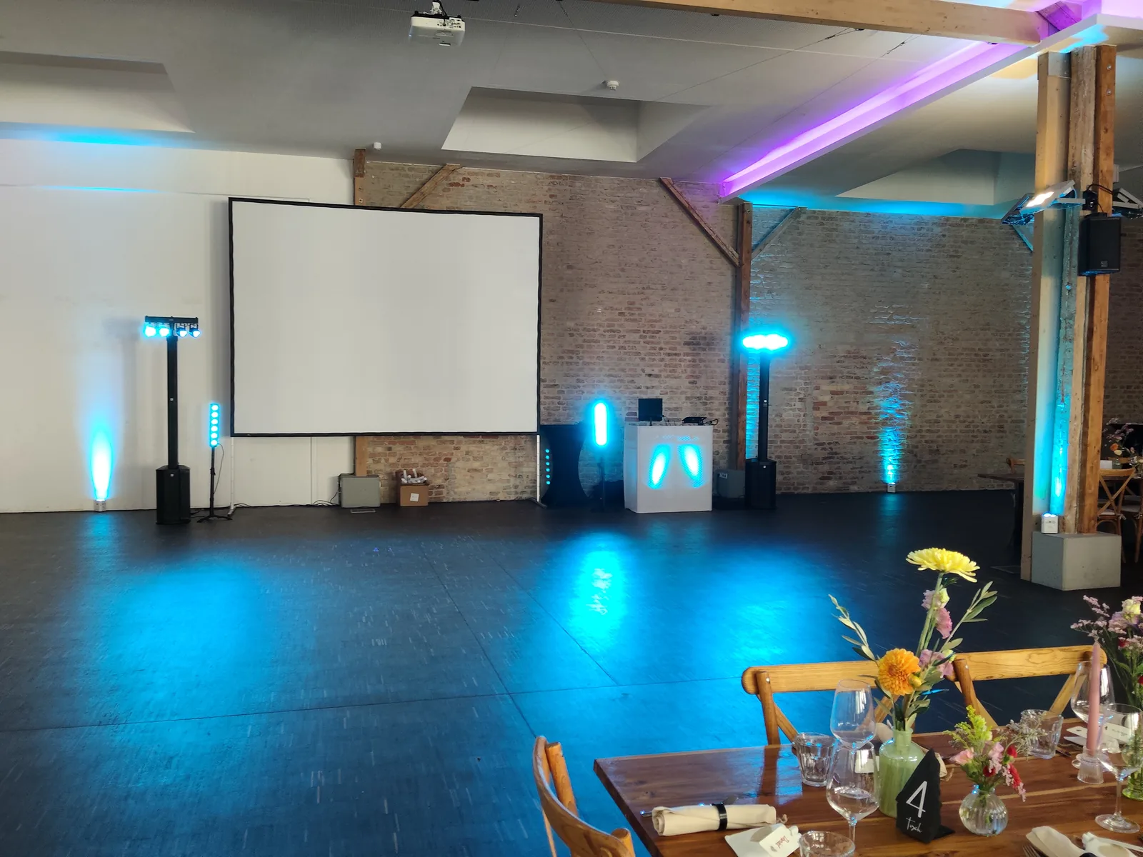 Mainfloor-Setup mit HK Audio Polar 12 und LED-Bars im Depot 29 in Augsburg