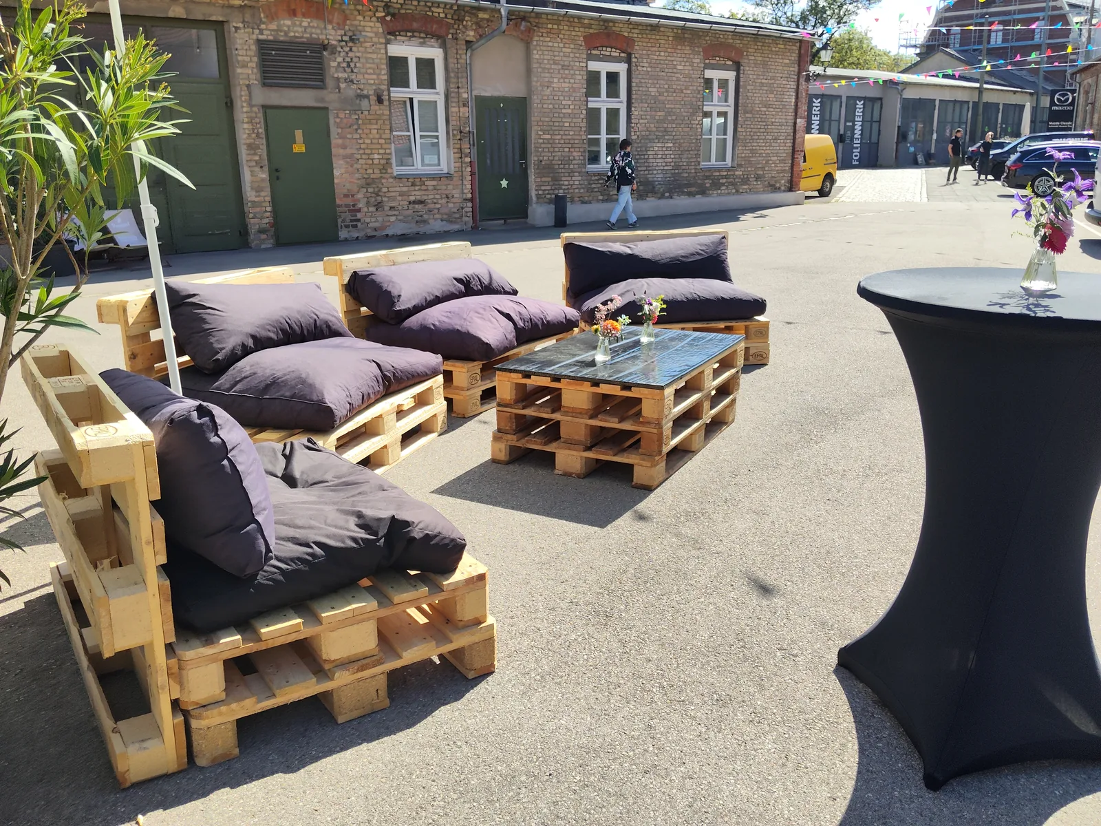 Lounge-Bereich beim Sektempfang vor dem Depot 29 in Augsburg