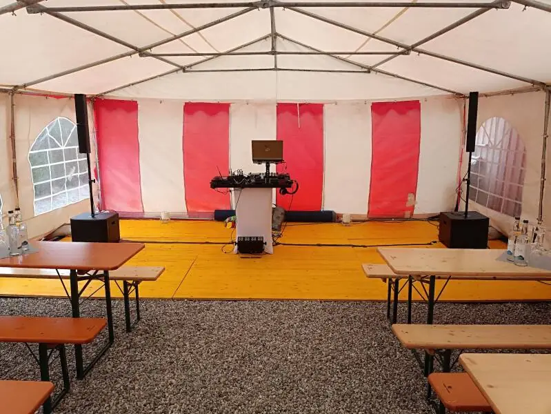 Zweite DJ-Anlage in einem Zelt für das Brautverziehen bei der Hochzeit in Apfeltrang