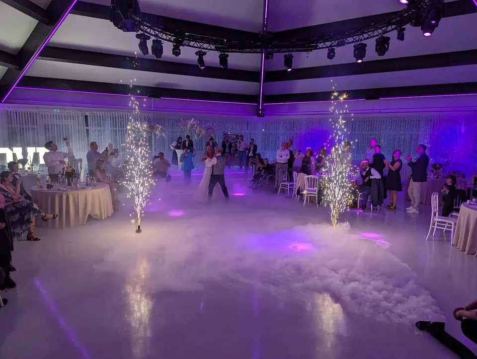 Hochzeitstanz mit Bodennebel und Fontänen im Royal am See in Friedberg