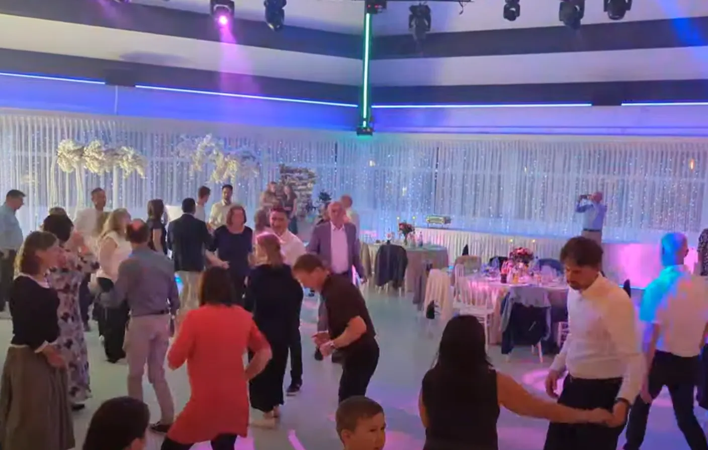 Volle Tanzfläche bei einer Hochzeit im Royal am See in Friedberg mit Gästen verschiedener Generationen