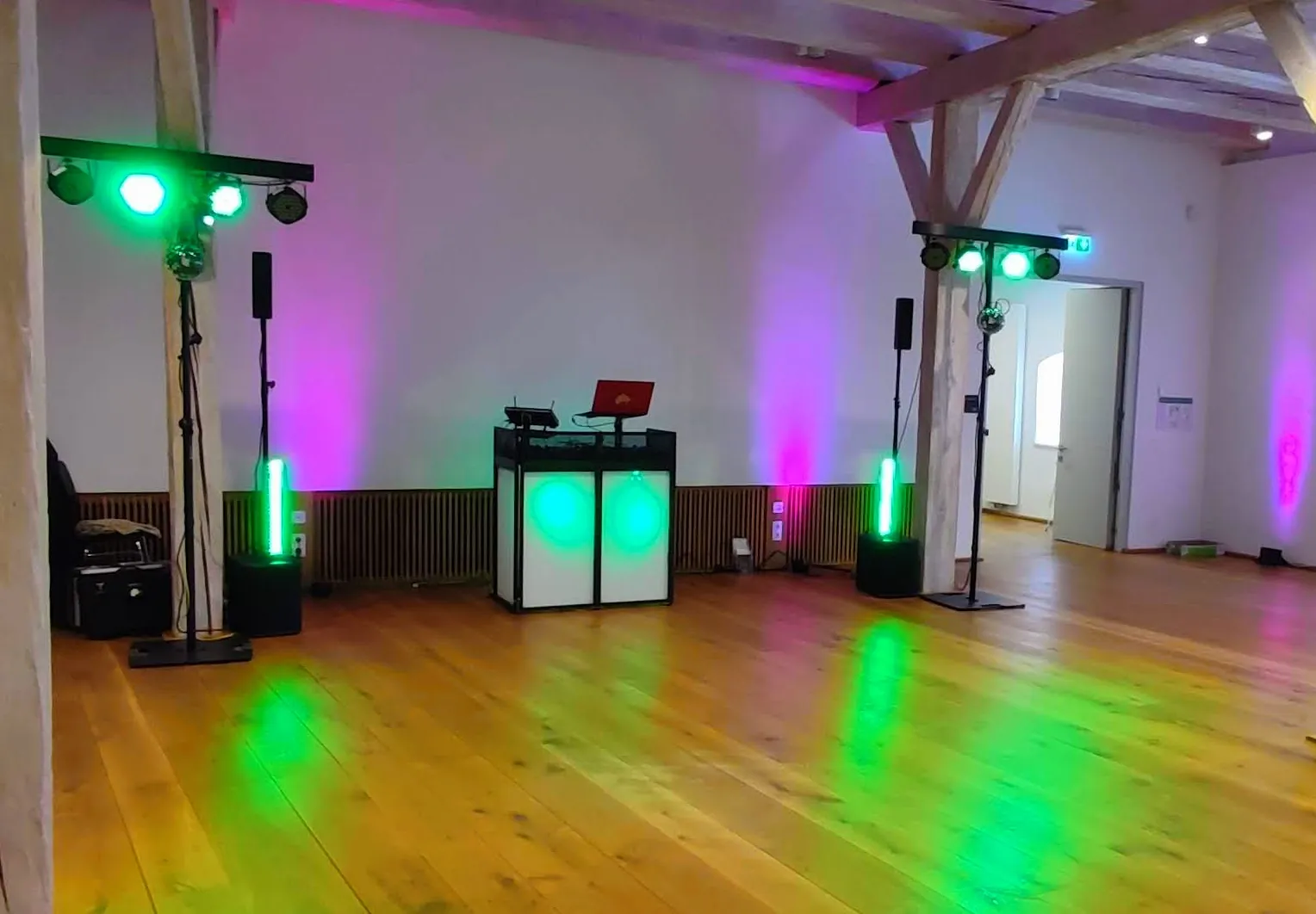 DJ-Setup von Rico Cinsano im Wittelsbacher Schloss Friedberg mit grünem Tanzflächenlicht auf dem Holzboden