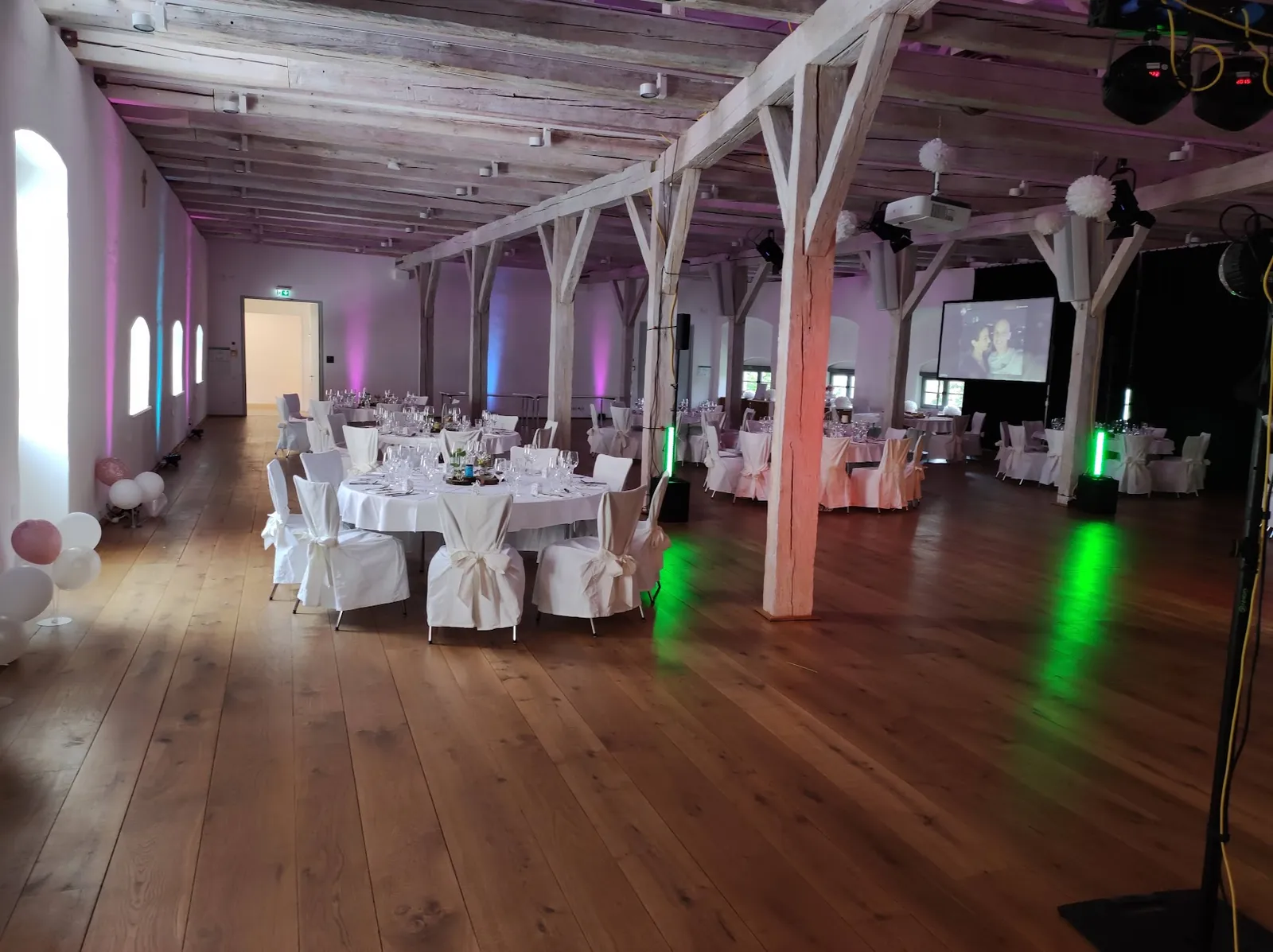 Weitläufig gestellte Tische im Wittelsbacher Schloss Friedberg bei einer Hochzeit unter Corona-Auflagen