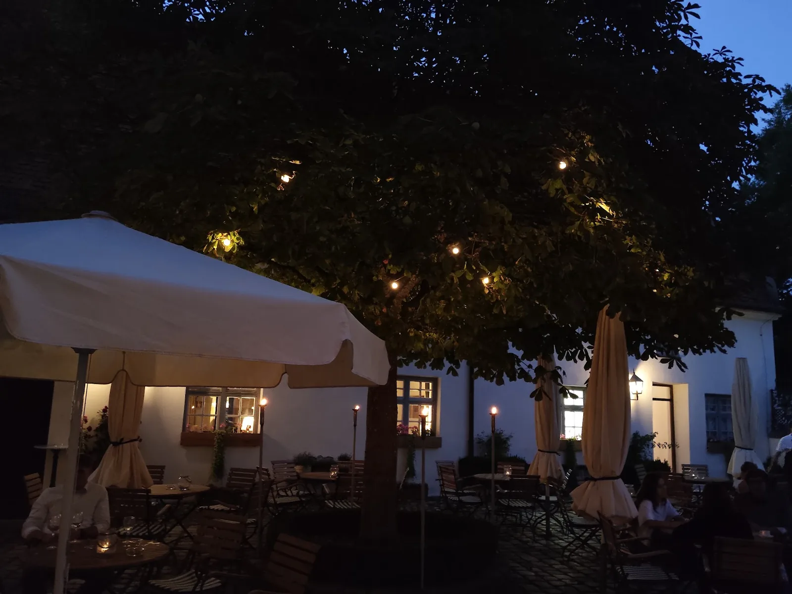 Gemütliche Lounge-Atmosphäre im Innenhof von Schloss Neuburg an der Kammel am Abend