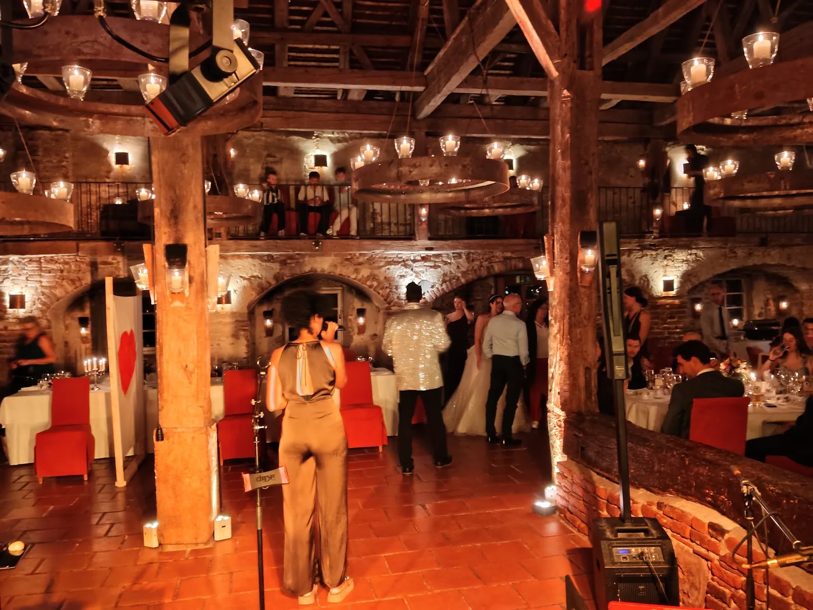 Live-Band und Tanzpaar beim Dinner im Schloss-Stadel von Schloss Neuburg an der Kammel