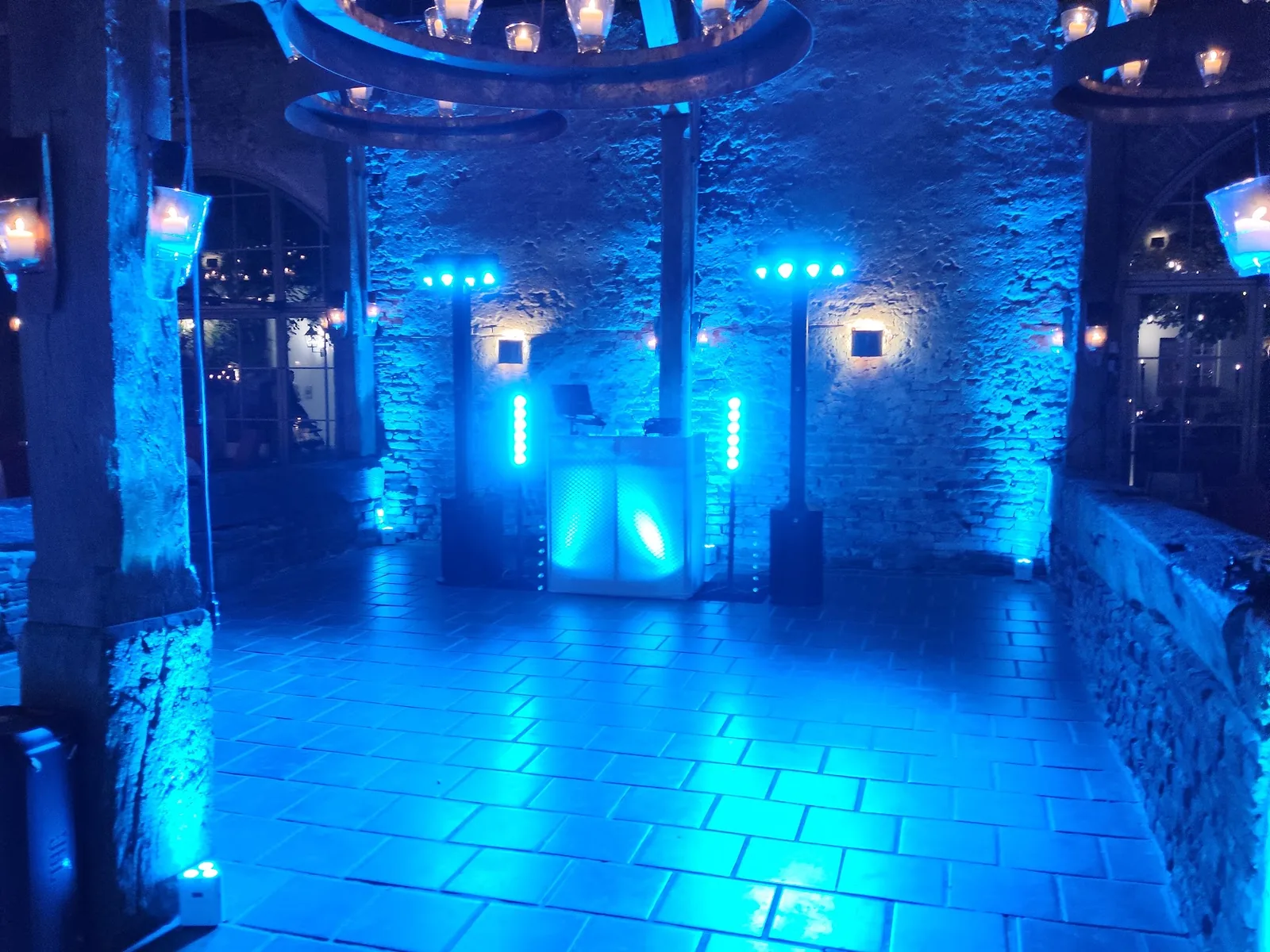 DJ-Setup mit blauem Licht im Schloss-Stadel während der Party auf Schloss Neuburg an der Kammel