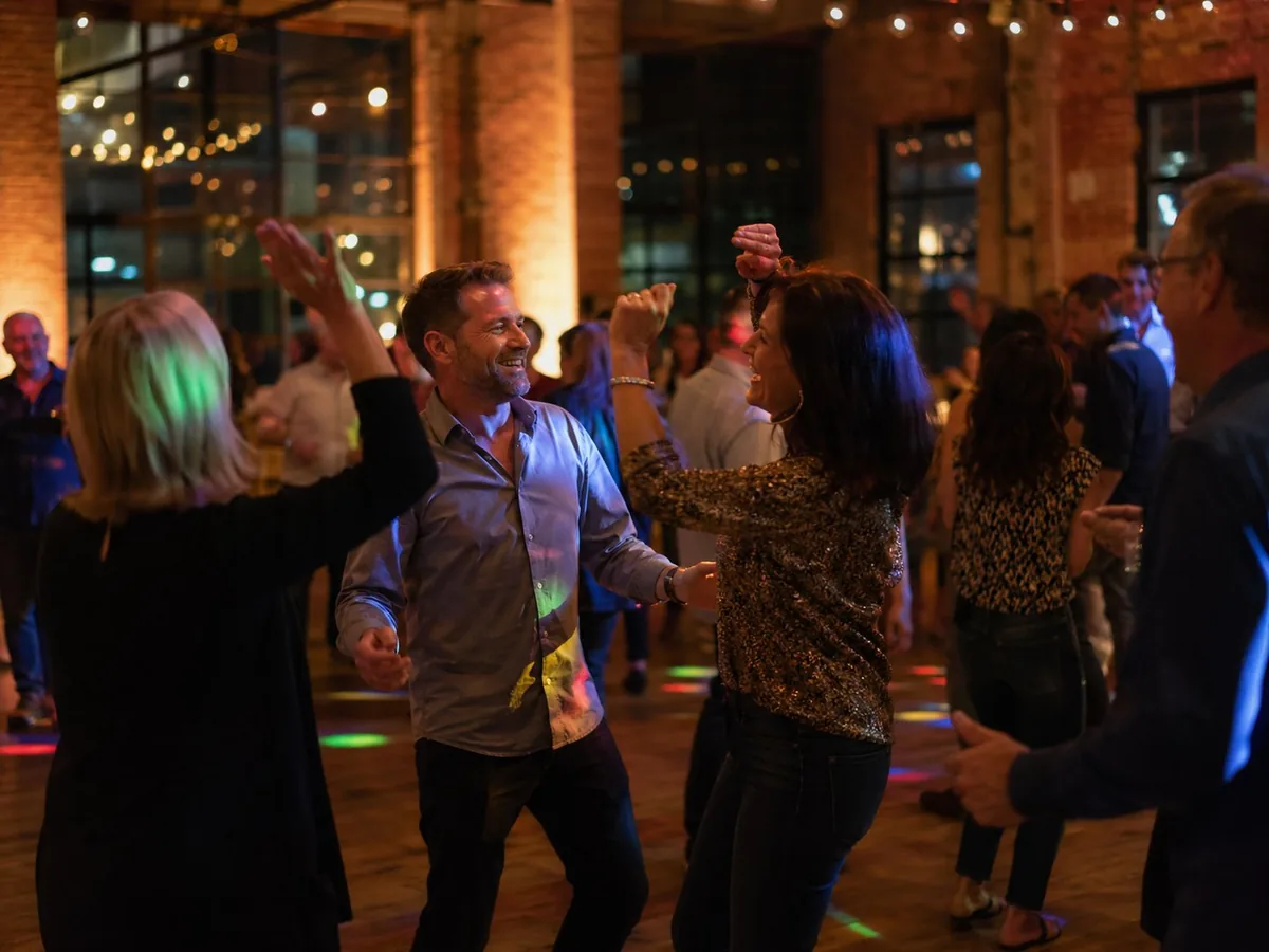 Hochzeitsgäste tanzen ausgelassen zur Partymusik in stimmungsvollem Licht