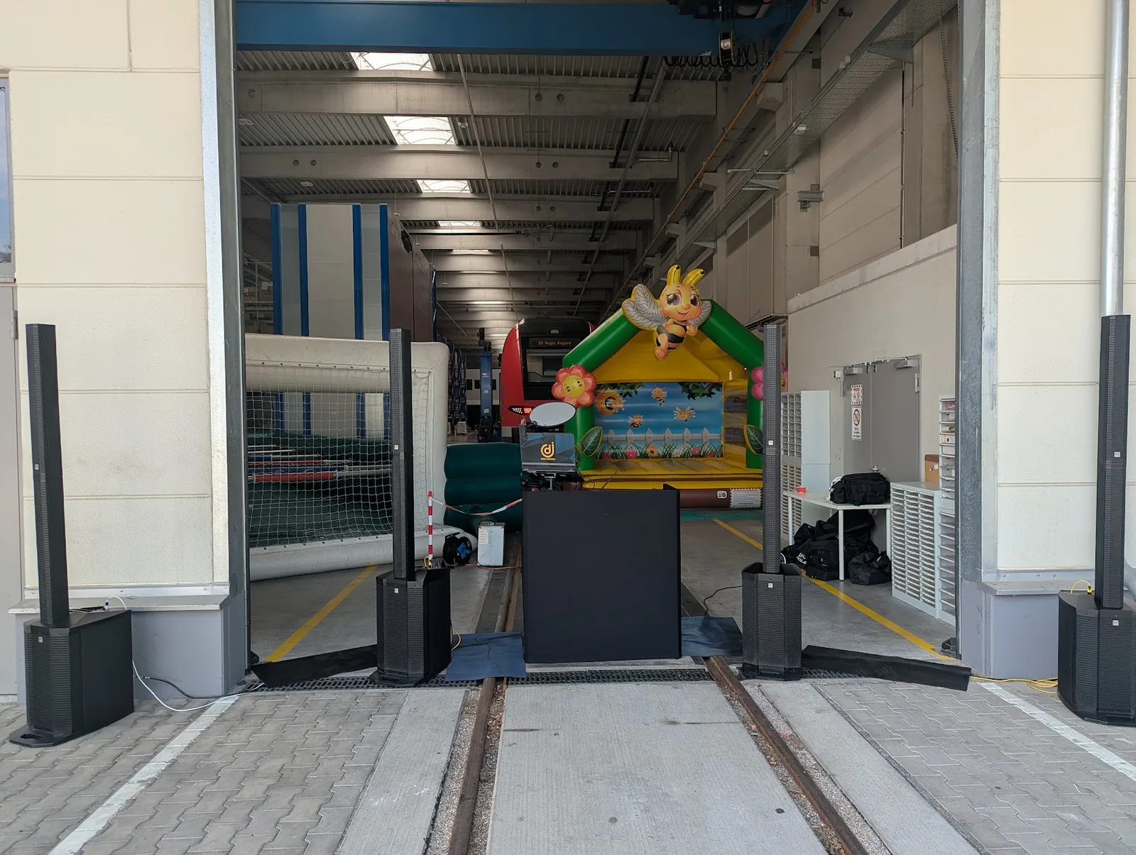 Sommerfest bei EUCO Rail mit DJ-Setup im Bahnbetriebswerk