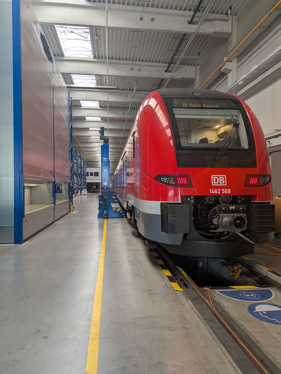 Triebzug in der großen Werkstatthalle beim Sommerfest von EUCO Rail