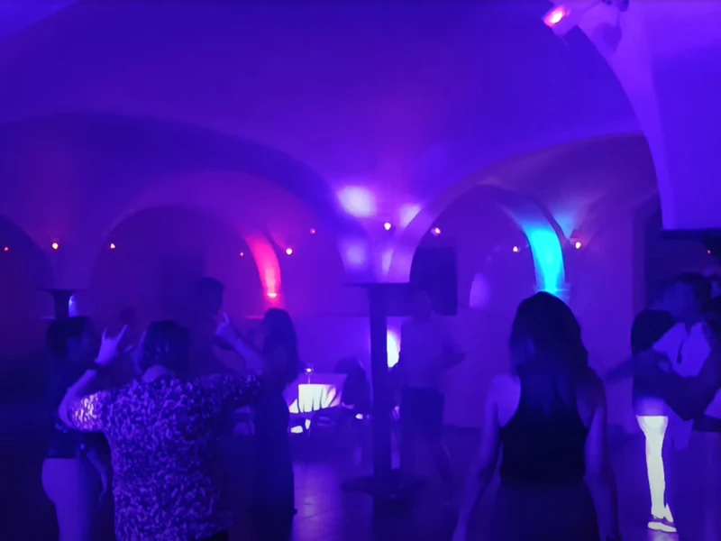 LED Moving BAR – grüne Lichtbalken beim Sommerfest