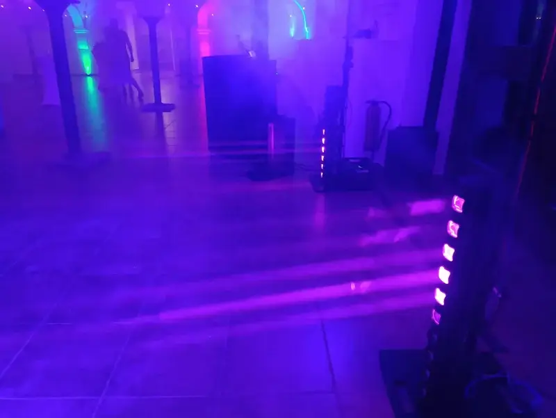 Innenbereich des Gut Schwabhof mit blau-lila Lichtanlage