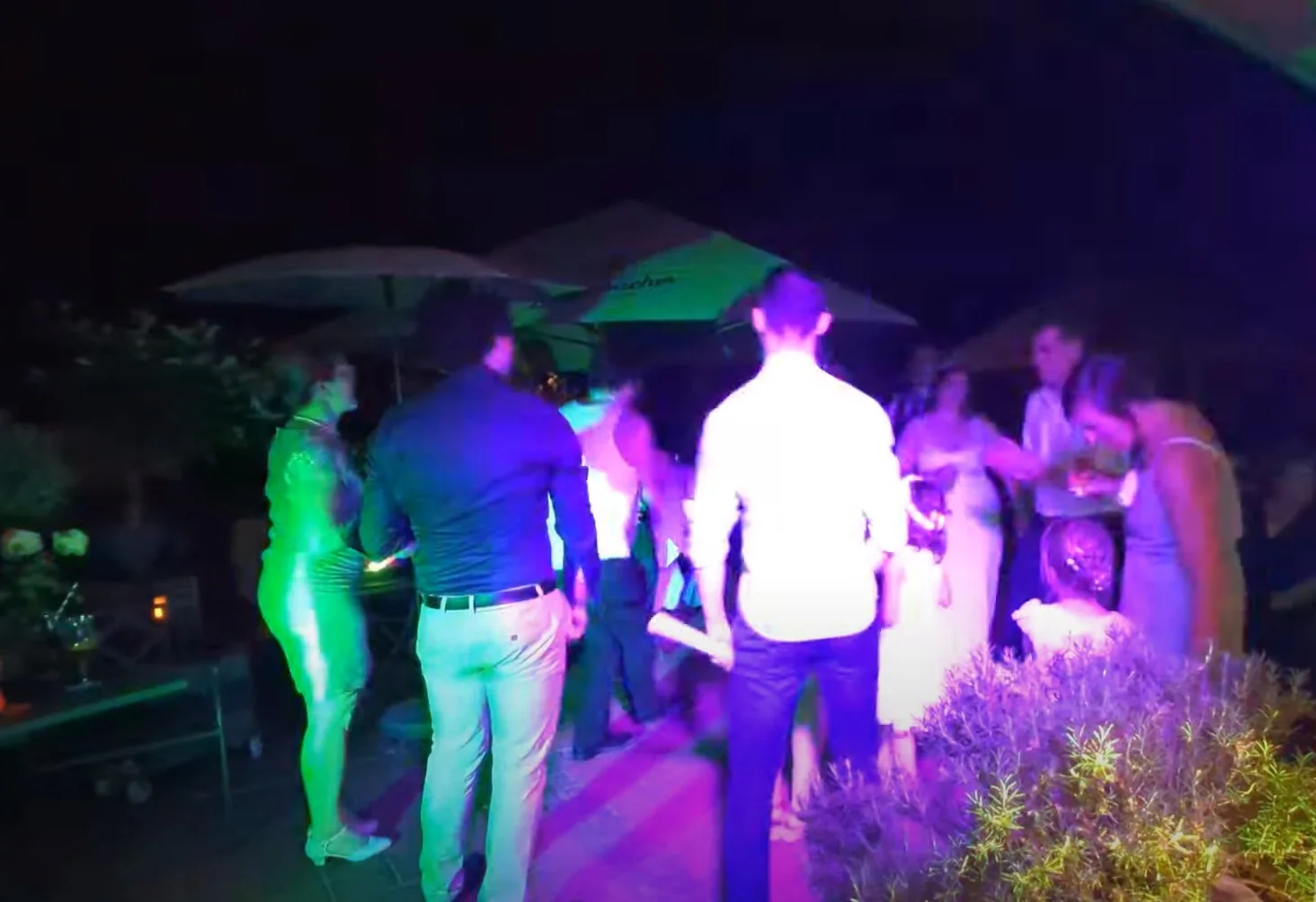 Tanzende Hochzeitsgäste auf der Terrasse in Wellenburg bei Augsburg