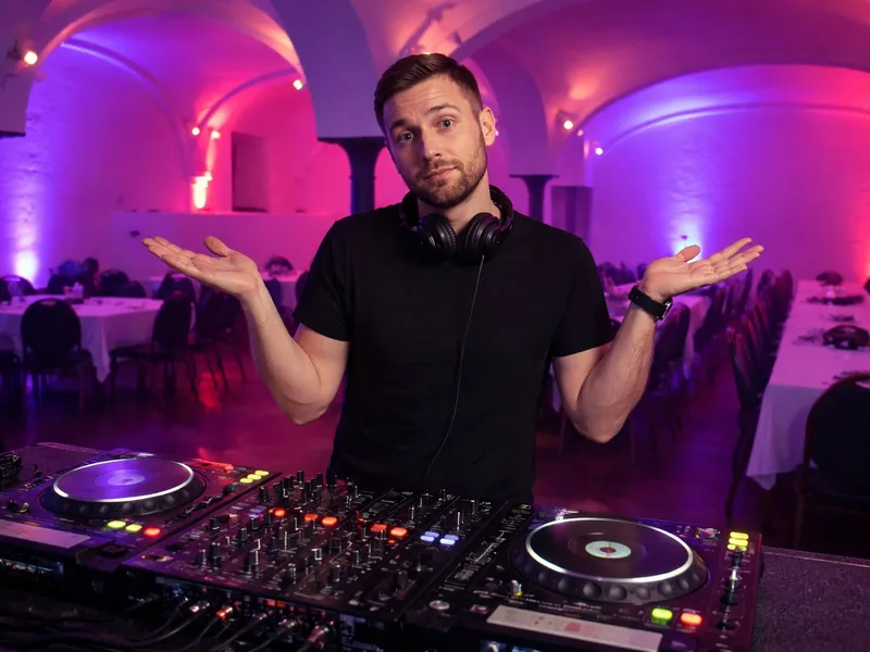 DJ Rico Cinsano im leeren Festsaal – bereit für den Abend