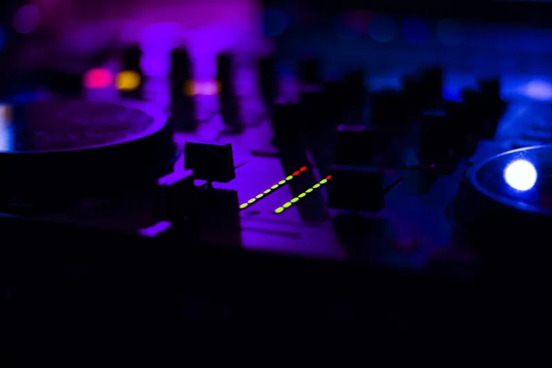 Nahaufnahme des DJ-Pults mit Lichttechnik von DJ Rico Cinsano