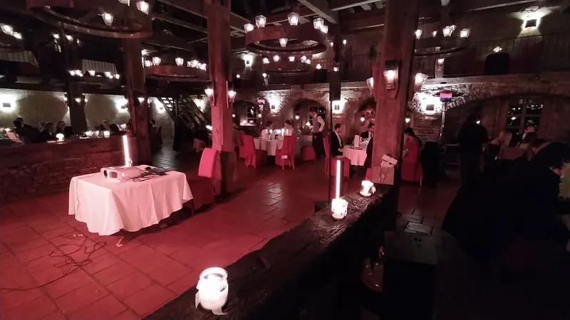 Gäste in festlicher Atmosphäre bei einer Abendveranstaltung auf Schloss Neuburg an der Kammel