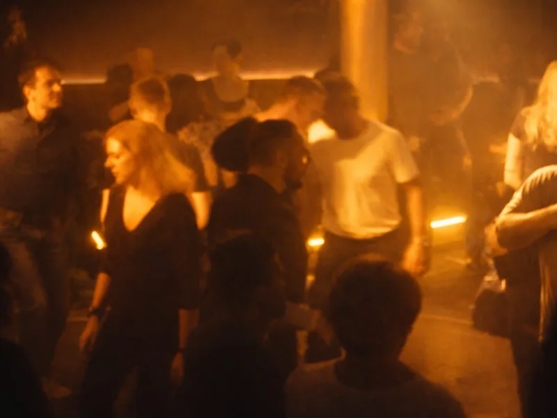 Geburtstagsparty in Augsburg mit tanzenden Gästen in warmer Lichtstimmung