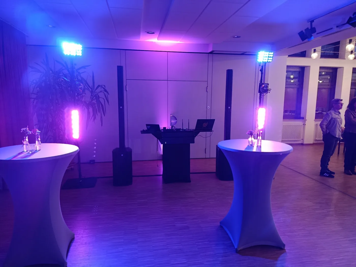 Kompakter DJ-Aufbau mit Ambiente-Licht bei einer Geburtstagsfeier