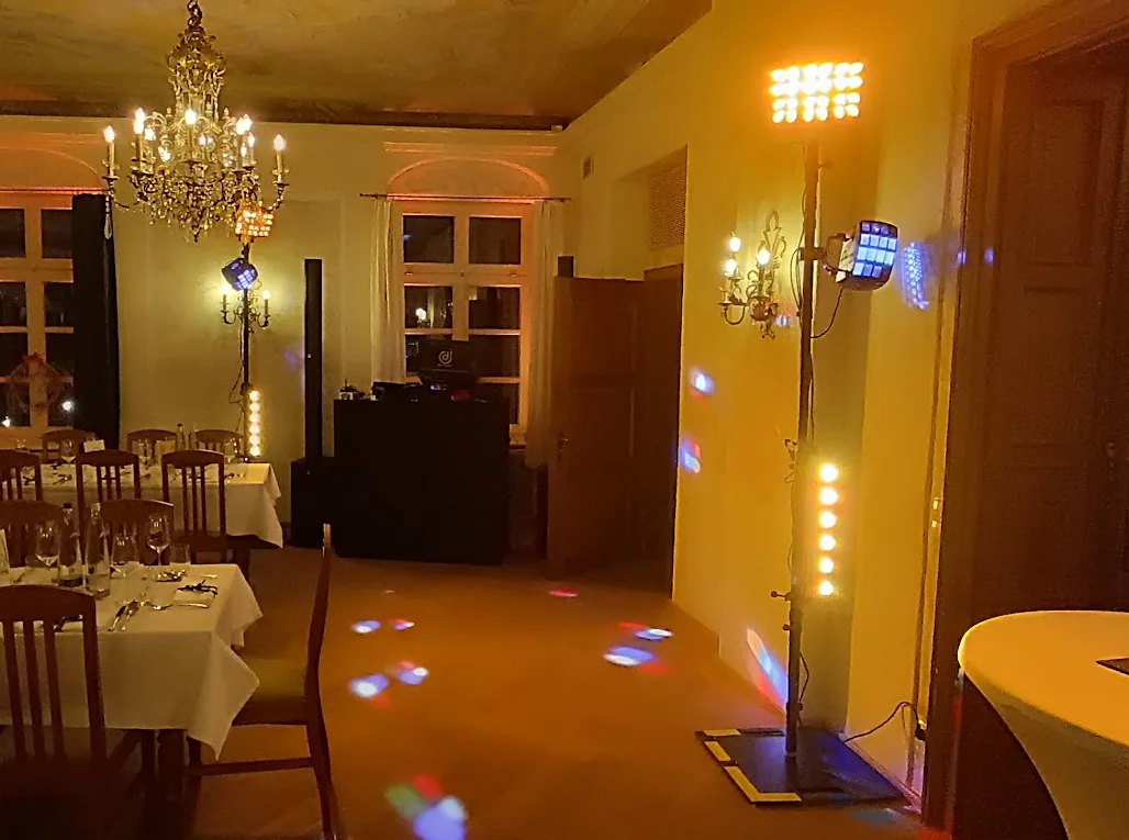 Platzsparender DJ-Aufbau in einem kleinen Restaurant