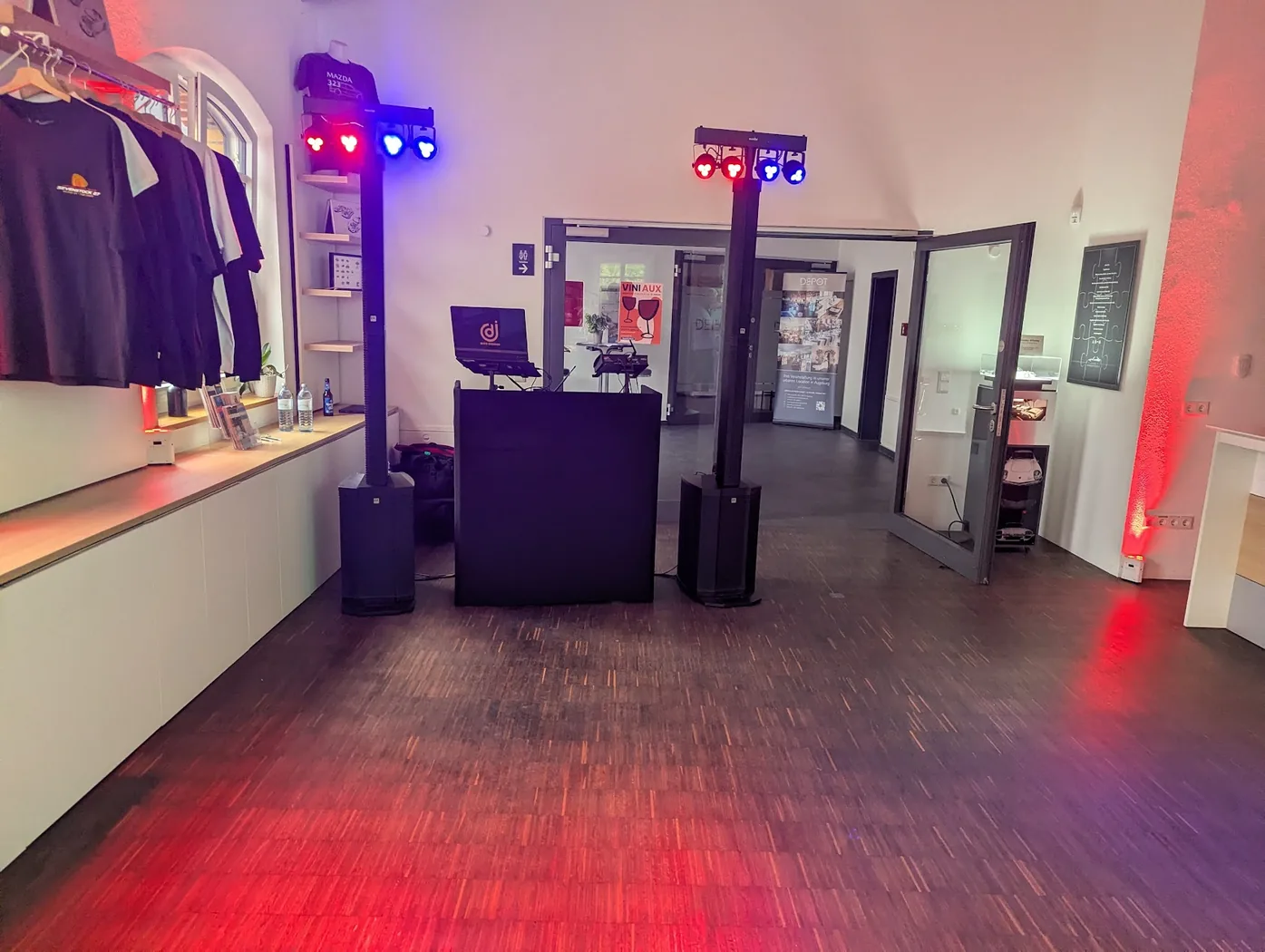 Schmaler DJ-Aufbau für eine kleine Geburtstagslocation