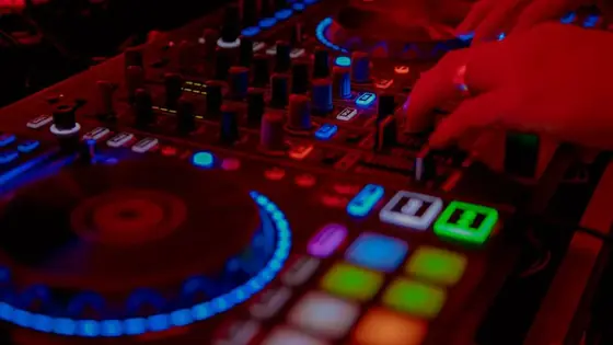Partypublikum bei einem Event, DJ für Firmenfeier