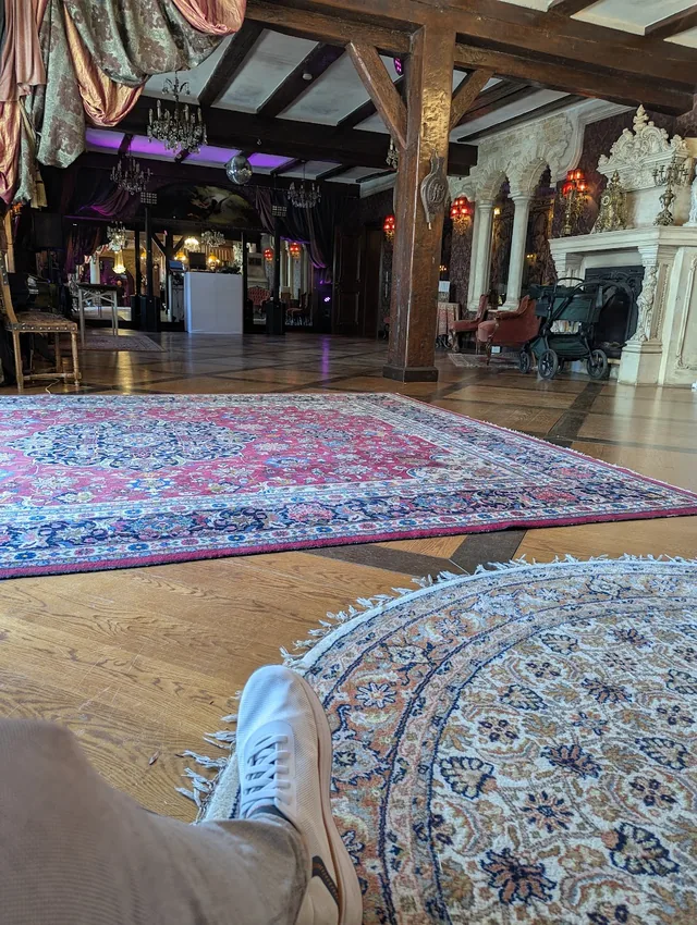 Historischer Innenraum mit DJ-Setup im Schloss Oberndorf