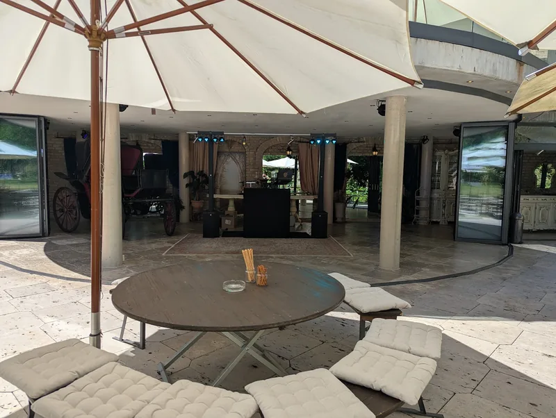 DJ-Setup zwischen Terrasse und Innenraum von Schloss Oberndorf