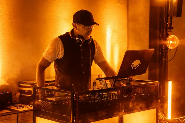 DJ Rico Cinsano in Aktion auf einer Veranstaltung