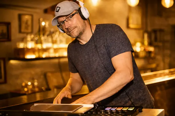DJ Rico Cinsano auf einer Bühne