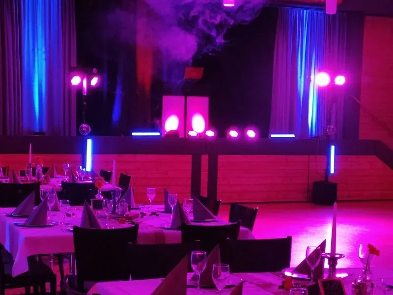 DJ-Rico-Cinsano DJ-Setup mit Lautsprechern und Licht im Saal des Trachtenheims Königsbrunn