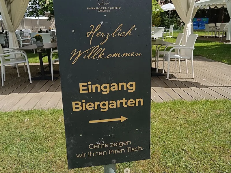 Schild Eingang Biergarten am Parkhotel Schmid Adelsried