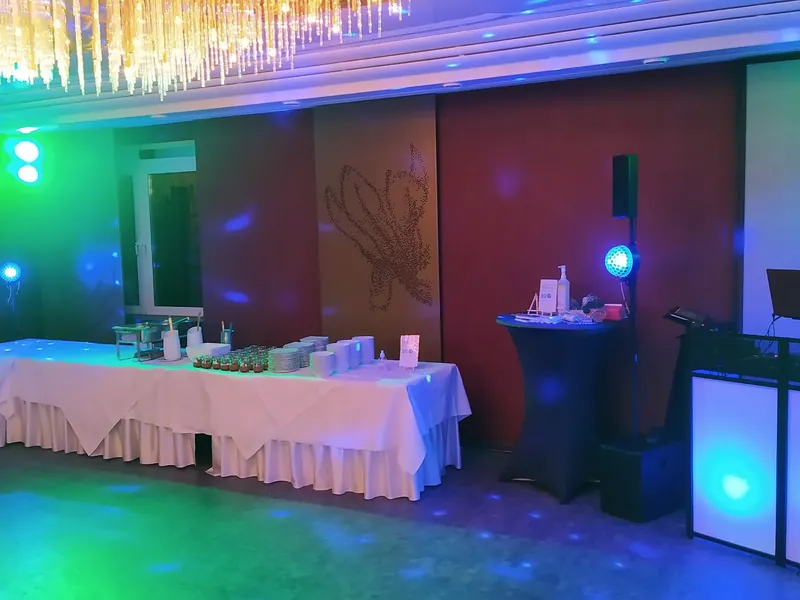 Saal im Parkhotel Schmid mit Buffet und DJ-Pult unter der Kronleuchterdecke