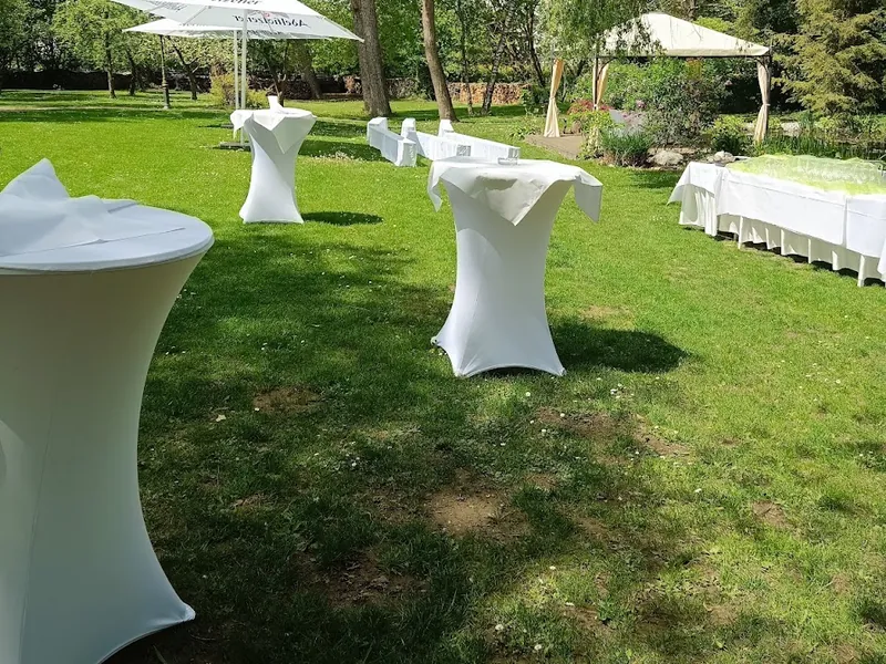 Stehtische auf der Wiese im Park des Parkhotels Schmid
