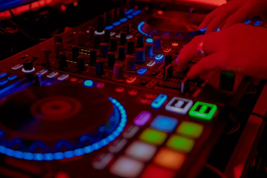 Event mit grossem Partypublikum und DJ Rico Cinsano am Pult
