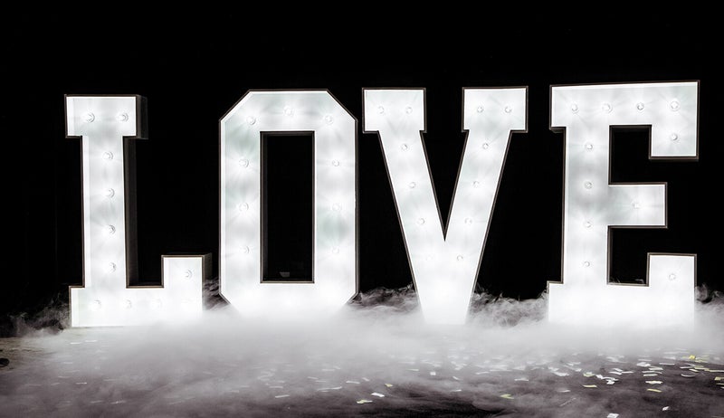 XXL Love Leuchtbuchstaben bei einer Hochzeit