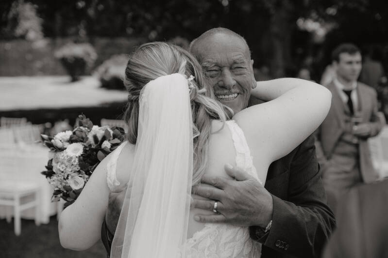 Braut umarmt ihren Vater