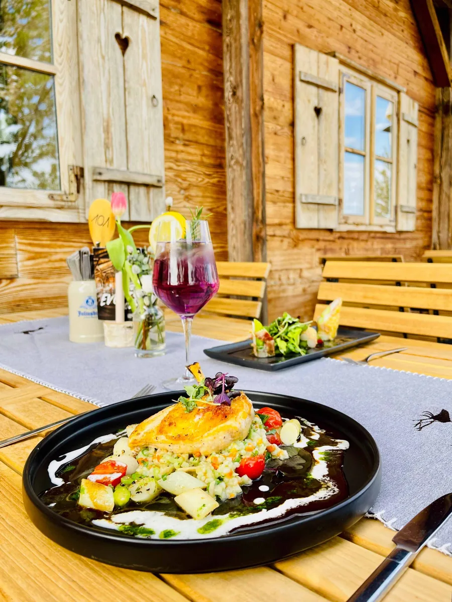 Regionaler Genuss auf der Terrasse der ACKER Alm