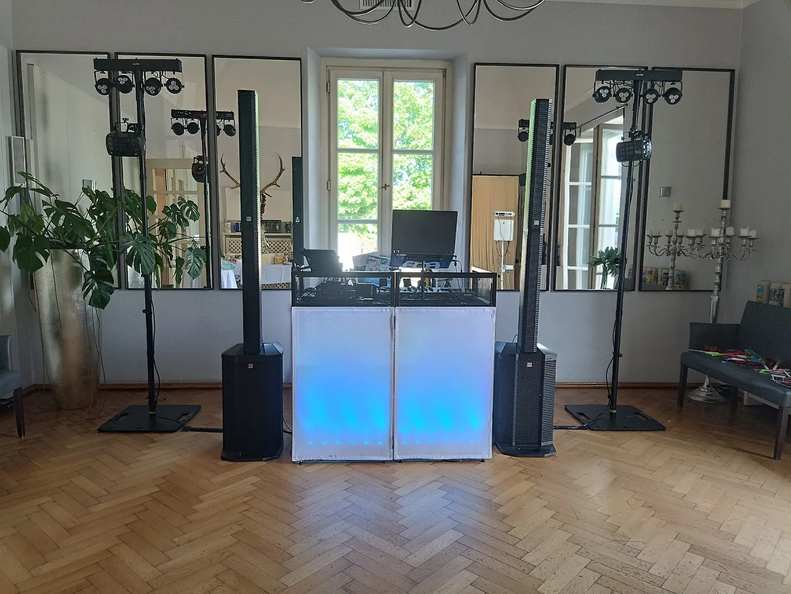 DJ-Aufbau von Rico Cinsano im Arco-Schlößchen