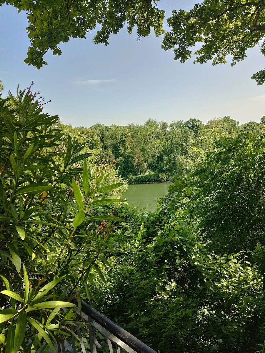 Grüne Aussicht von der Terrasse des Arco-Schlößchens