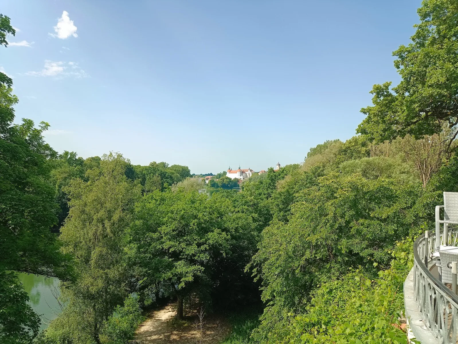 Blick vom Arco-Schlößchen über die Donau nach Neuburg