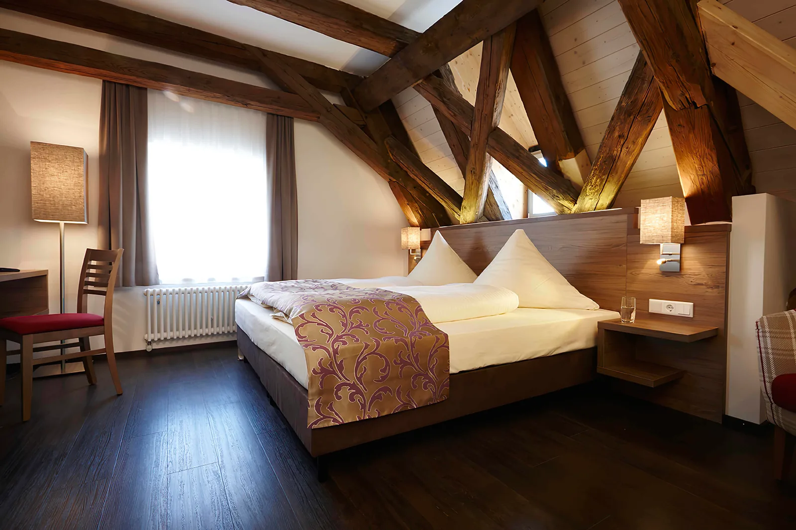 Historisches Zimmer mit sichtbarem Dachstuhl