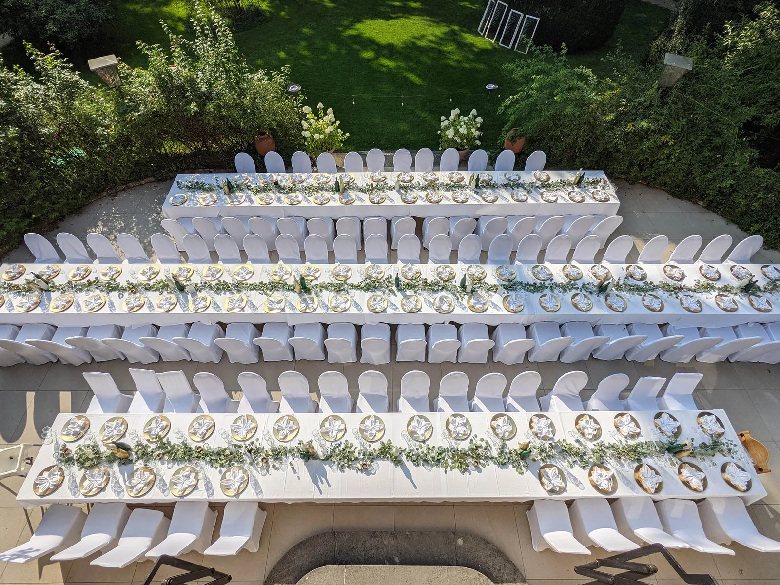 Hochzeitstafel im Außenbereich des Burgwaldhofs